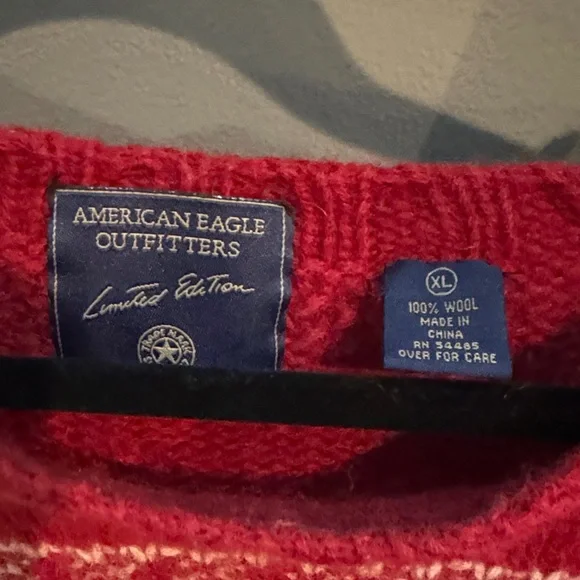 Women’s Vintage American Eagle Cozy Red Snowflake Sweater - Picture 2 of 3